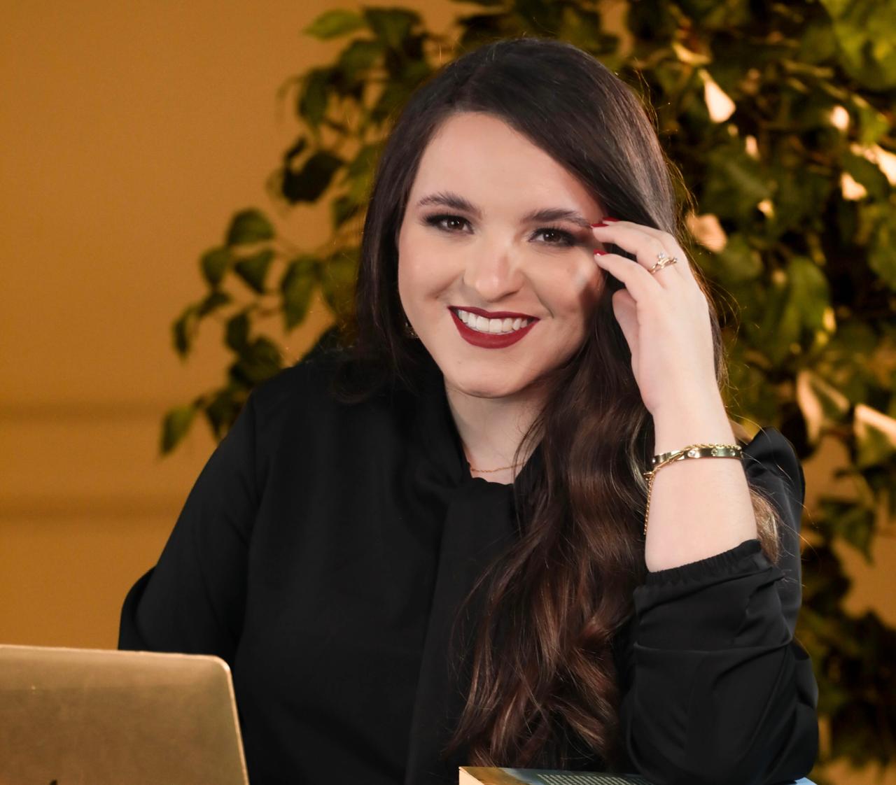 Foto profissional da psicóloga Elisa Clavé Esteves sorrindo